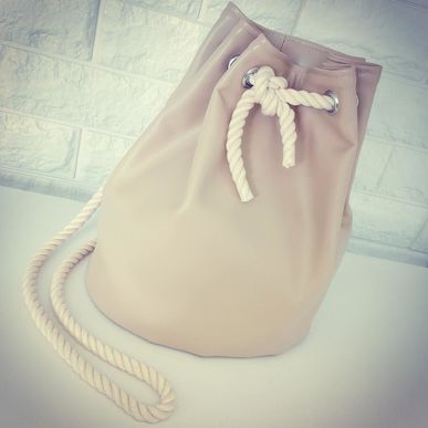 お財布、携帯、ポーチ1個が入るくらいの大きさの巾着型バッグ